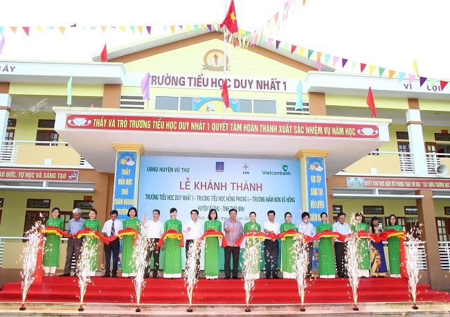 Các đại biểu tham gia cắt băng khánh thành các công trình Trường Tiểu học Duy Nhất 1, Trường Tiểu học Hồng Phong 1 và Trường mầm non Vũ Hồng