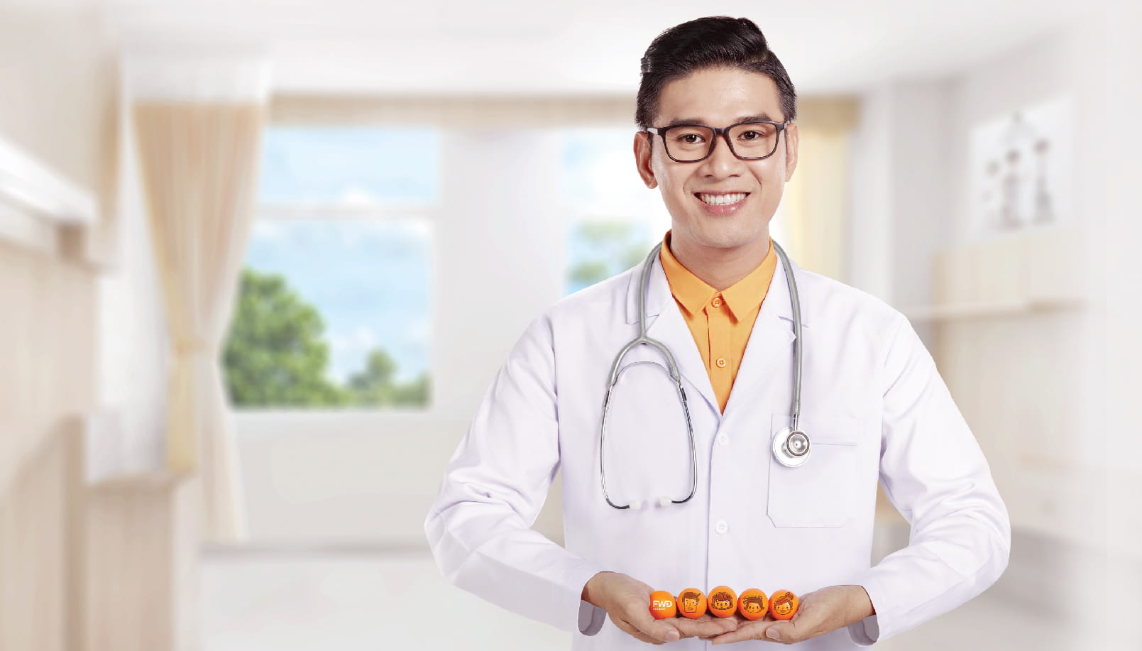 Bác sĩ mặc áo blouse trắng