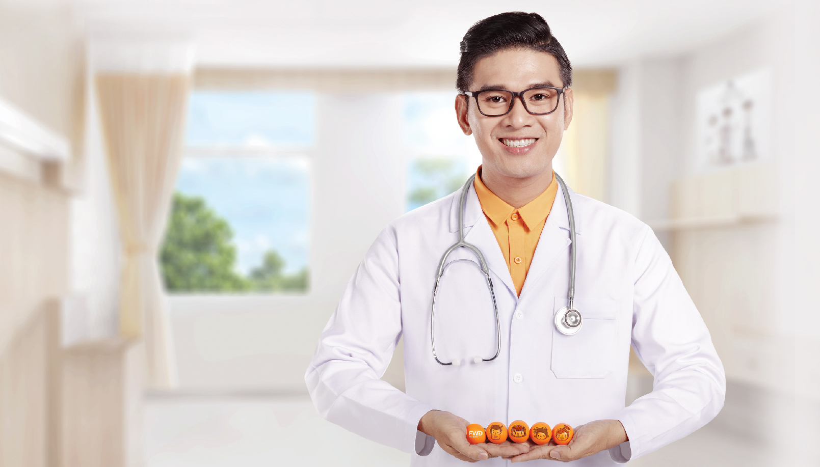 Bác sĩ mặc áo blouse trắng