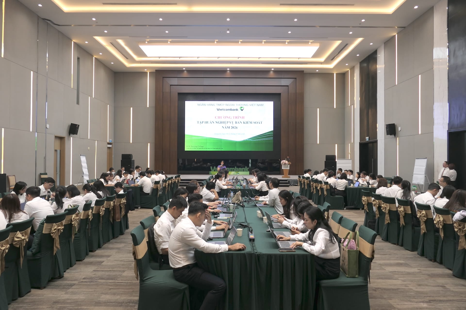 Toàn thể khoá tập huấn chụp ảnh lưu niệm