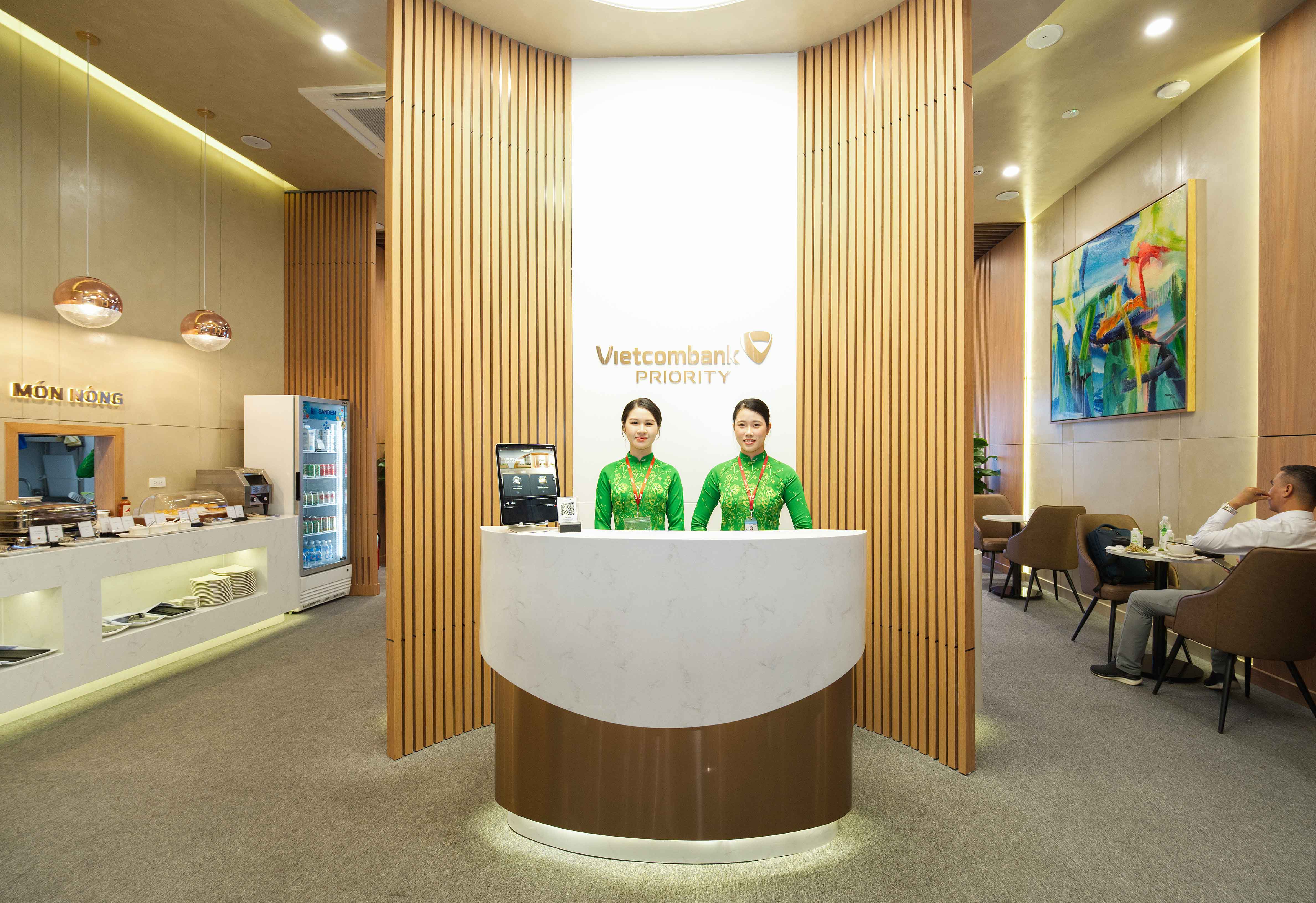 The modern interior of the Vietcombank Priority Lounge Cam Ranh