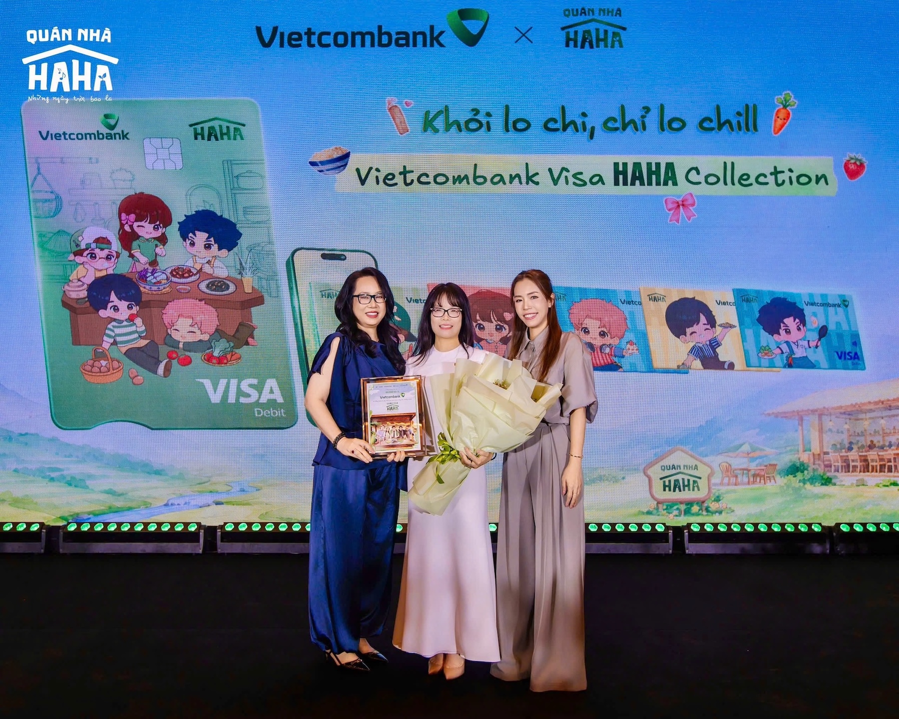 Bà Đoàn Hồng Nhung đại diện Vietcombank nhận hoa và biểu trưng tại họp báo