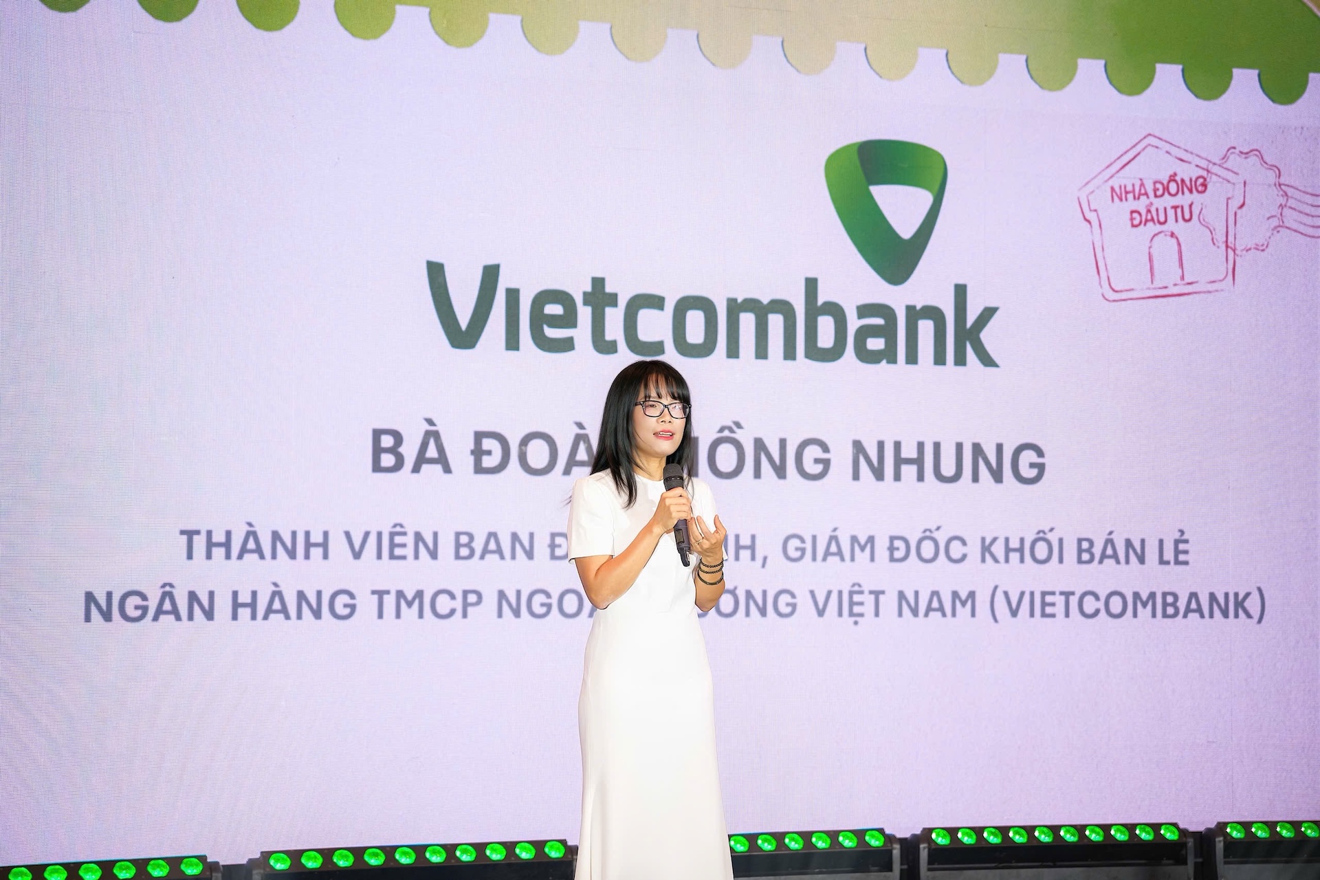 Bà Đoàn Hồng Nhung tặng kỉ niệm chương cho dàn nghệ sĩ Quán Nhà Haha