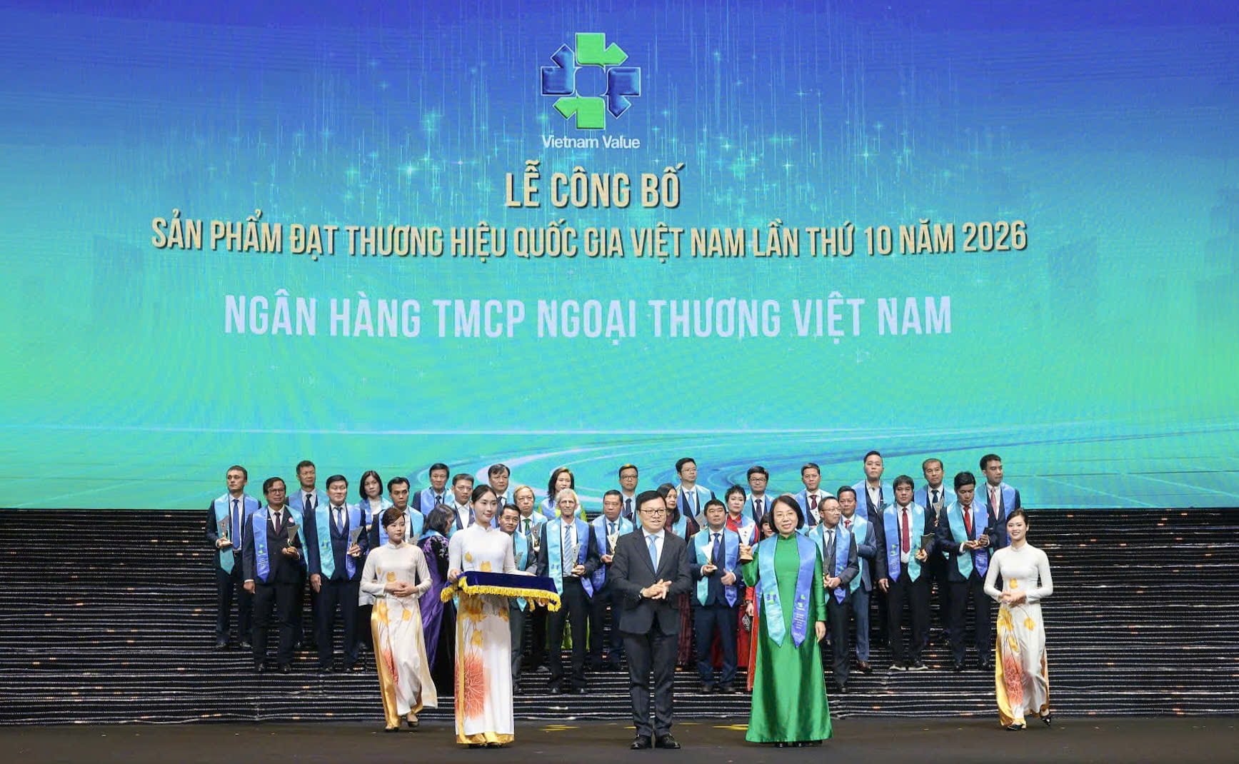 Ông Lê Quốc Minh - Ủy viên BCH Trung ương Đảng, Tổng Biên tập Báo Nhân Dân, Phó Trưởng ban Tuyên giáo Trung ương, Chủ tịch Hội Nhà báo Việt Nam trao biểu trưng Thương hiệu quốc gia lần thứ 10 liên tiếp cho đại diện Vietcombank - bà Hoàng Thanh Nhàn, Thành viên Hội đồng quản trị
